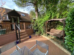 une terrasse en bois avec un banc sur une maison dans l'établissement Spacious One Bed Deluxe Apartment in Daventry, à Daventry