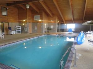a large swimming pool in a large room at AmericInn by Wyndham Worthington in Worthington