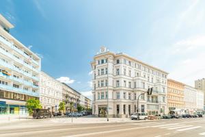 um grande edifício branco numa rua da cidade em Apartament Aura LUX em Szczecin