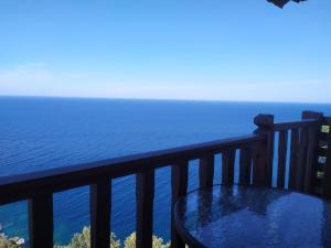 balkon z widokiem na ocean w obiekcie Triple studio room in Mylopotamos Beach w mieście Tsagarada +2 zdjęcia