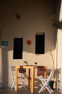 drewniany stół i 2 krzesła oraz stół i krzesła w obiekcie Chácara Lápis Lazuli w mieście Cavalcante