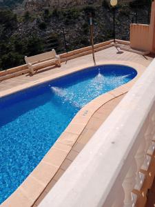 una gran piscina con suelo de baldosa y agua azul en Villa de Mediterraneo Cullera, en Cullera