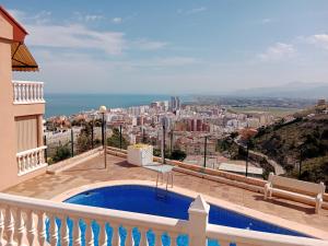 una piscina su un balcone con vista sulla città di Villa de Mediterraneo Cullera a Cullera