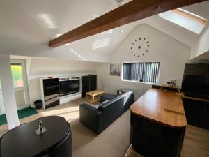 A seating area at Spacious One Bed Deluxe Apartment in Daventry