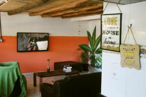 TV a/nebo společenská místnost v ubytování Santo Hostel