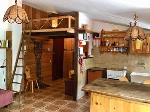 San Bartolomeo的住宿－La mansarda di Matilde，一间厨房,内设一张双层床