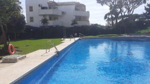 Bazén v ubytování APARTAMENTO- ATICO EN MIJAS COSTA , CON PISCINA. nebo v jeho okolí
