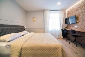 una camera con letto, scrivania e TV di Imperial Apartment P, 2nd Floor a Zagabria