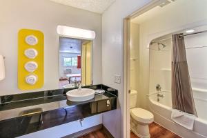 聖荷西的住宿－聖何塞機場6號汽車旅館，一间带水槽和卫生间的浴室