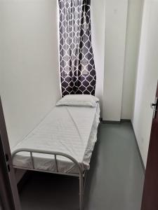 Cama ou camas em um quarto em SPOT ON 90500 Sri Rampai Metro Hostel