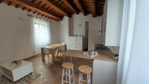 uma cozinha com uma mesa e bancos num quarto em Agriturismo Il Vecchio Acero em Montalto delle Marche