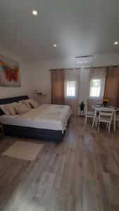 een slaapkamer met een bed en een tafel. bij Apartmani Alma in Pula