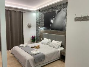 1 dormitorio con 1 cama con toallas en Daphne Studios en Tsilivi
