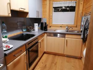 Kuchyňa alebo kuchynka v ubytovaní Gemütliches Ferienhaus mit Holzofen und Sauna + 28 fotografií