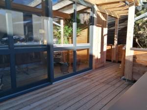 Balkon lub taras w obiekcie Gemütliches Ferienhaus mit Holzofen und Sauna