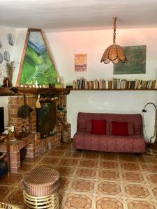 uma sala de estar com um sofá vermelho e uma janela em La mansarda di Matilde em San Bartolomeo