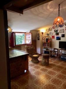 salon z blatem i pokój ze stołem w obiekcie La mansarda di Matilde w mieście San Bartolomeo
