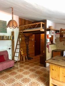 La mansarda di Matilde في San Bartolomeo: غرفة معيشة مع سرير بطابقين وأريكة