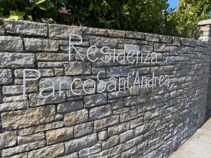 a brick wall with a sign that says reggae grenadian alphabet at Residenza Parco Sant Andrea in Menaggio