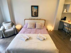 sypialnia z łóżkiem z 2 poduszkami w obiekcie Cozy Studio at Koukaki w Atenach