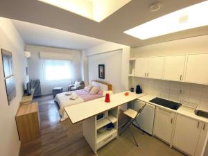Pokój z łóżkiem i kuchnią z biurkiem w obiekcie Cozy Studio at Koukaki w Atenach
