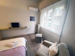 mały pokój z łóżkiem i oknem w obiekcie Cozy Studio at Koukaki w Atenach