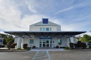 a building with a sign on the top of it at Motel 6-Tewksbury, MA - Boston in Tewksbury
