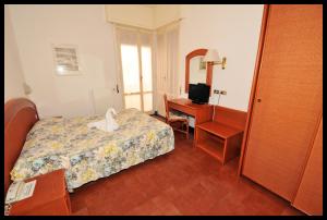 Pokój hotelowy z łóżkiem i biurkiem w obiekcie Hotel Miriam w mieście Sestri Levante
