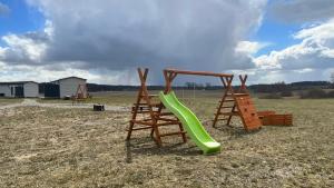 Domki przy Ośrodku Narciarskim Trzepowo的儿童游玩区