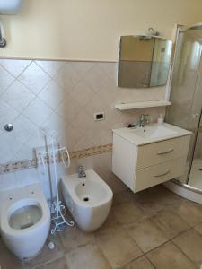 ein Bad mit einem WC und einem Waschbecken in der Unterkunft Villa angiole in Castellonorato