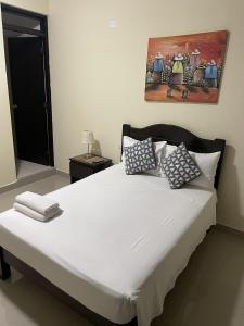 Giường trong phòng chung tại Hotel Calmelia