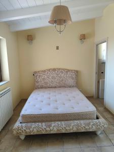 Un pat sau paturi într-o cameră la Villa angiole