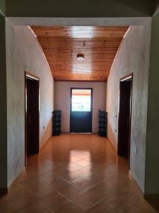 un couloir vide avec une porte dans une chambre dans l'établissement Bar Kafe Pjetri Guest House, à Patza-Kuqani
