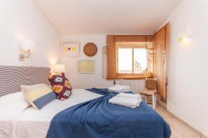 a bedroom with two beds and a window at C18 - Church Square Apartment in Praia da Luz in Luz