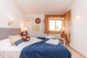 a bedroom with two beds and a window at Church Square Apartment in Praia da Luz in Luz