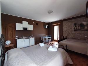 een slaapkamer met 2 bedden en een wastafel. bij Corte Davini Agriturismo in Monzambano
