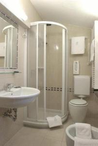 A bathroom at Atlantide Hotel