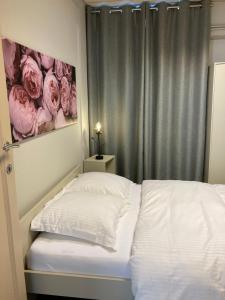a bedroom with a bed with a painting on the wall at Gîte d'Avalon Appartement 5 in Dinant