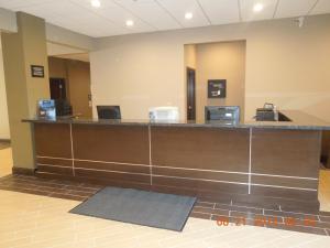 eine Lobby mit einem Rezeptionsschalter in einem Krankenhaus in der Unterkunft Super 8 by Wyndham Hershey Chocolate Avenue in Hershey