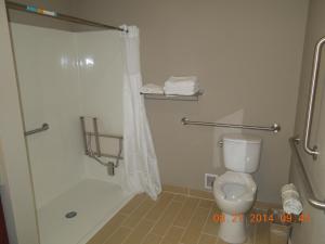 Ein Badezimmer in der Unterkunft Super 8 by Wyndham Hershey Chocolate Avenue