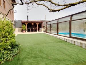 un cortile aperto con piscina e una casa di Alojamiento Rural Abuela Andrea a Molinilla