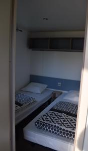 two bunk beds in a room withthritisthritisthritisthritisthritisthritisthritisthritisthritis at Camping La Croix Badeau in Soulaines-Dhuys