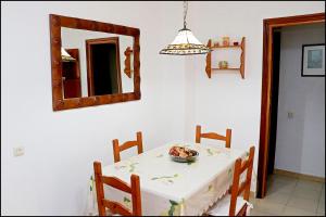 a dining room with a table and a mirror at Apartamento El Carmen in Barbate