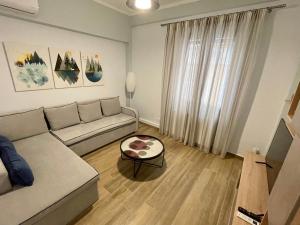 salon z kanapą i stołem w obiekcie Armonia Porta Remounda Apartment w Korfu