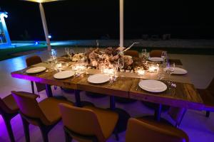 un tavolo in legno con candele e luci sopra di Siniya Island Leisure Campground Umm Al Quwain a Umm Al Quwain