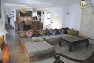 een woonkamer met een bank en een tafel bij Apartamento El Cuarton in Tarifa