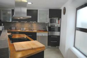 een keuken met een wastafel en een fornuis top oven bij Apartamento El Cuarton in Tarifa