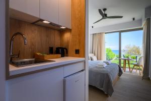 CUBES ON THE BEACH Athens Airport客房内的一张或多张床位