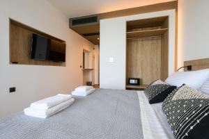CUBES ON THE BEACH Athens Airport客房内的一张或多张床位