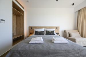 CUBES ON THE BEACH Athens Airport客房内的一张或多张床位